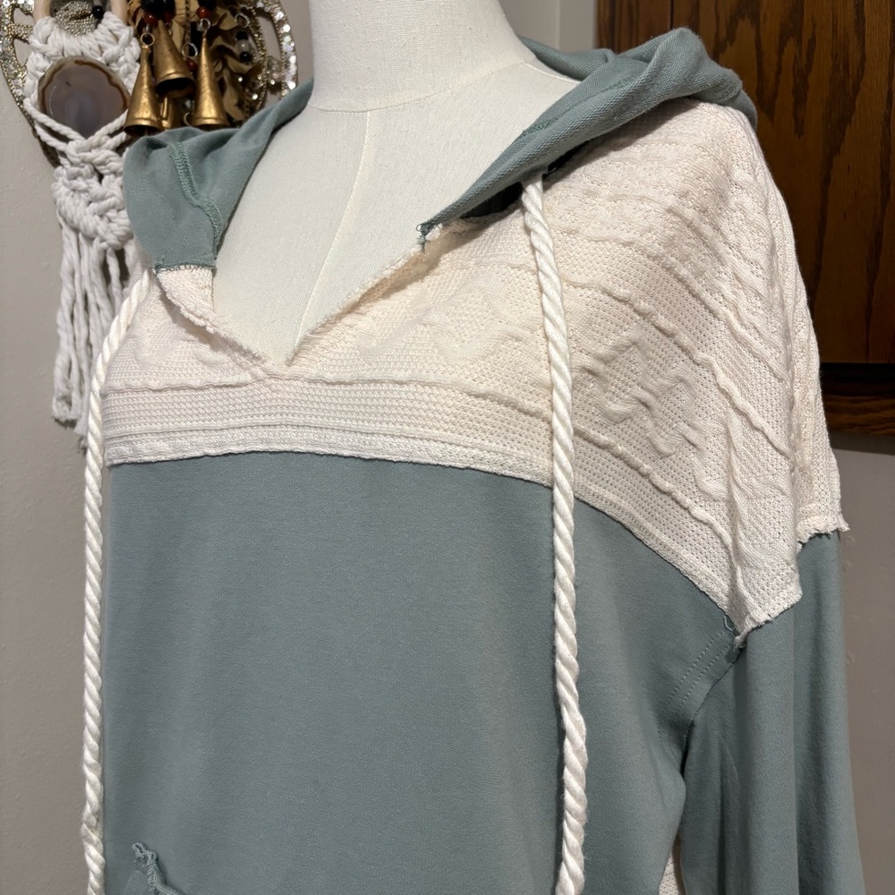 Listicle Pullover Hooded Long Sleeve Shirt Size Medium - Picture 3 of 10